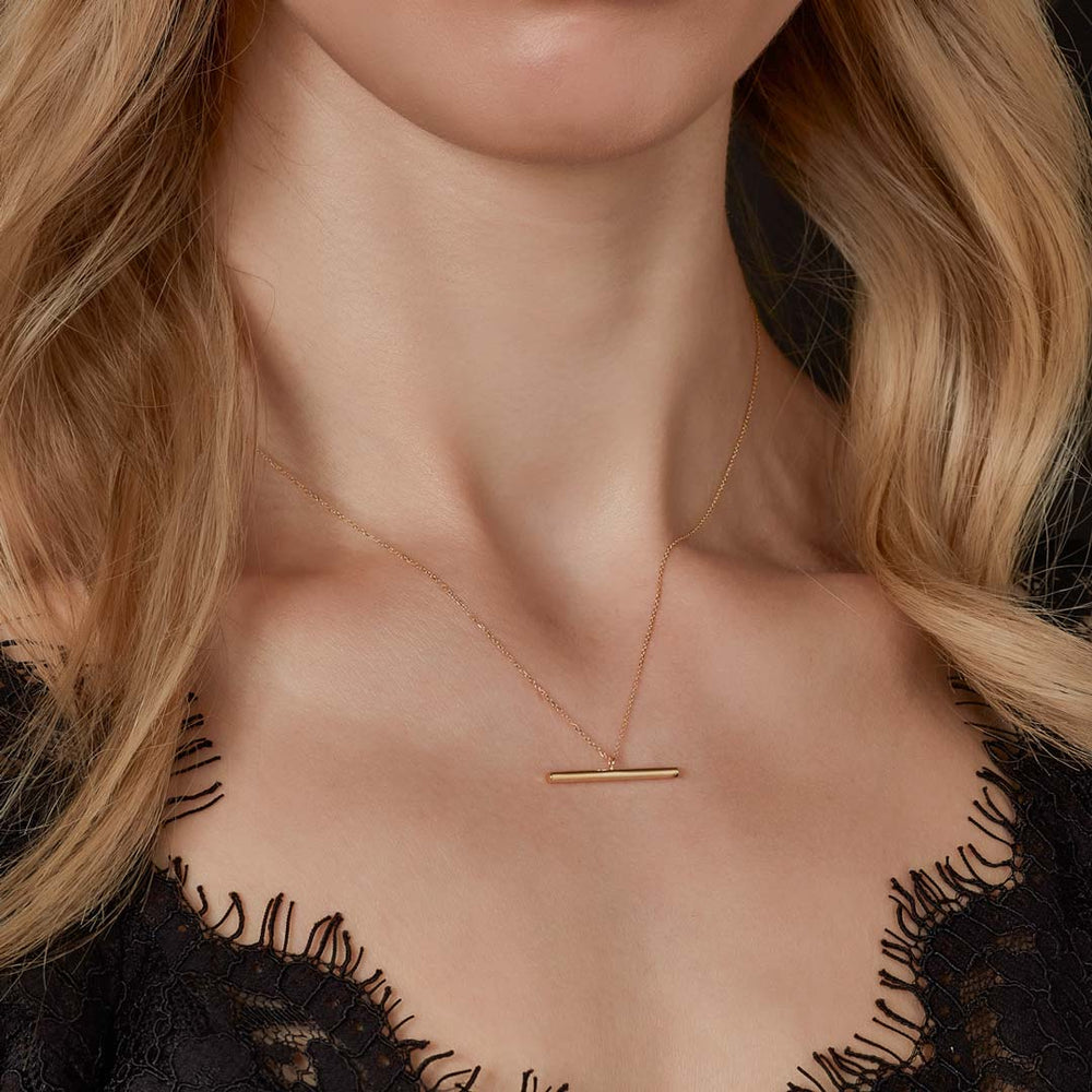 9ct gold t bar necklace on model