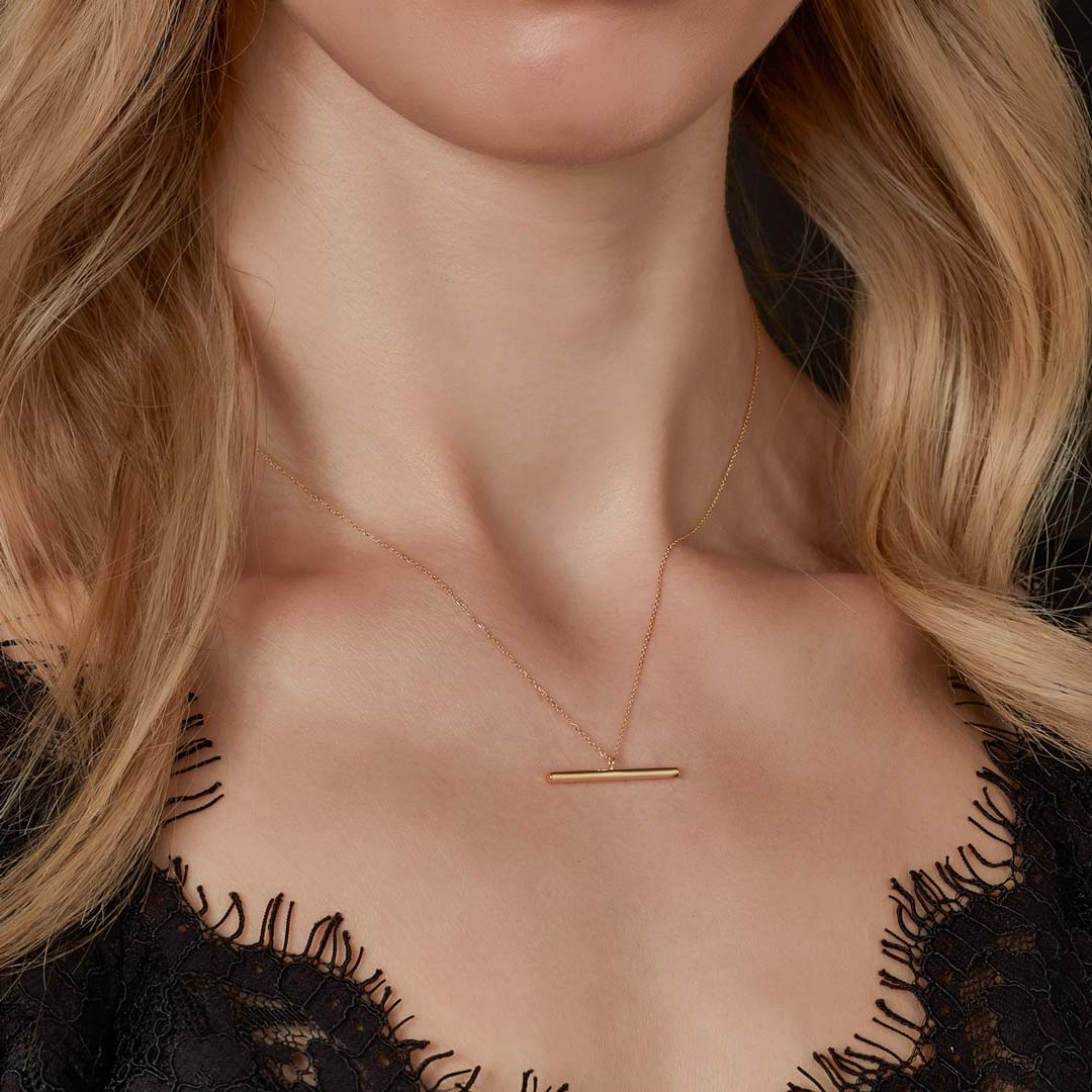 9ct gold t bar necklace on model