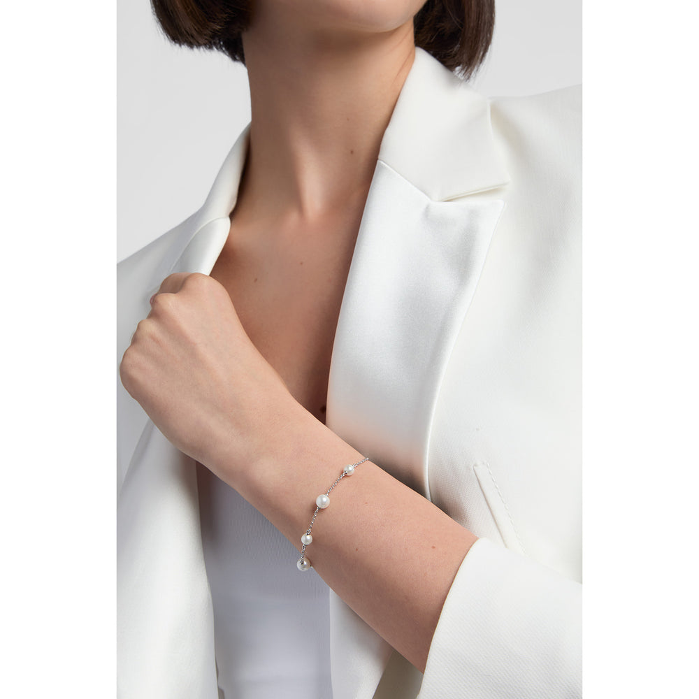 model wearing sterling silver pearl bracelet