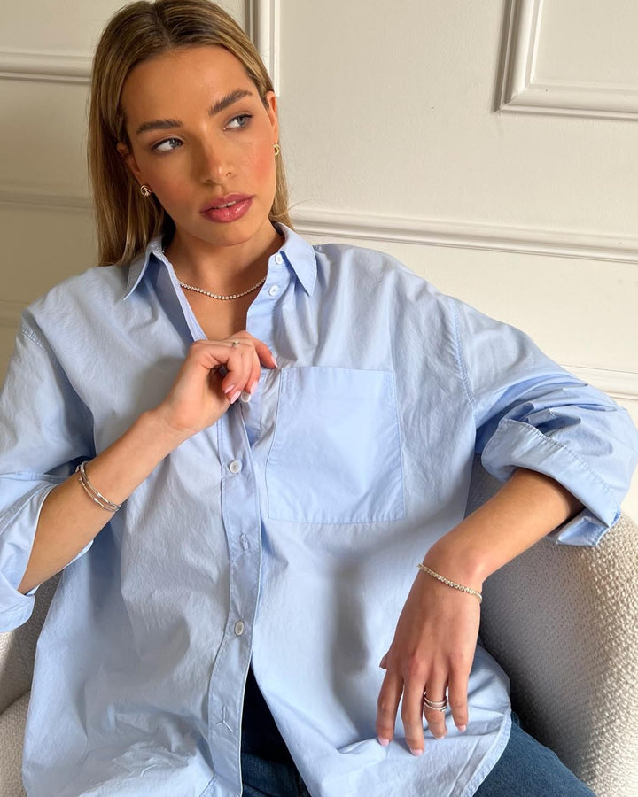 model wearing gold tennis necklace an bracelet