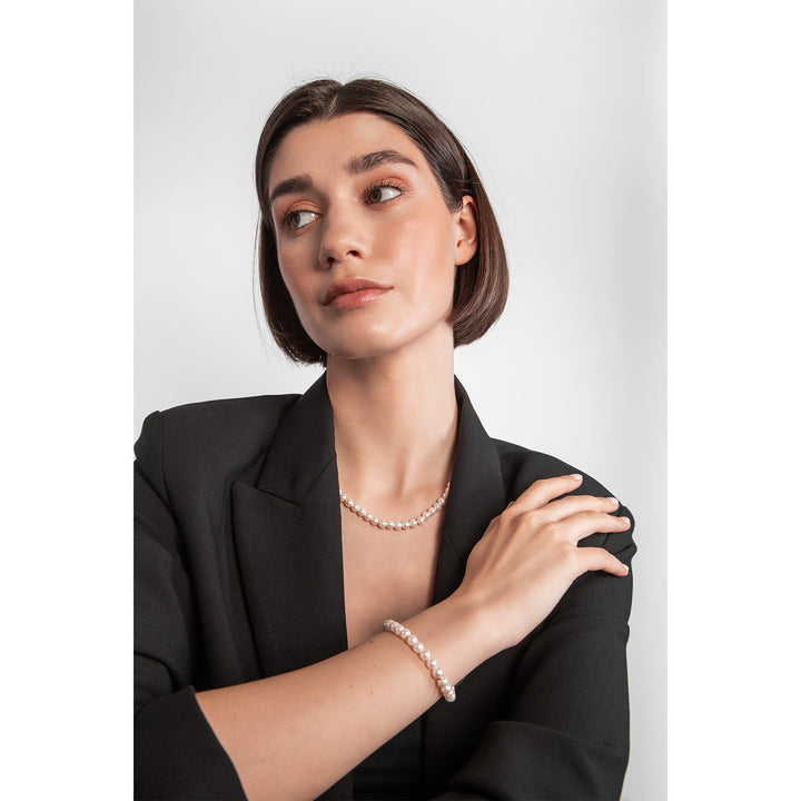 9ct gold pearl jewellery set on model