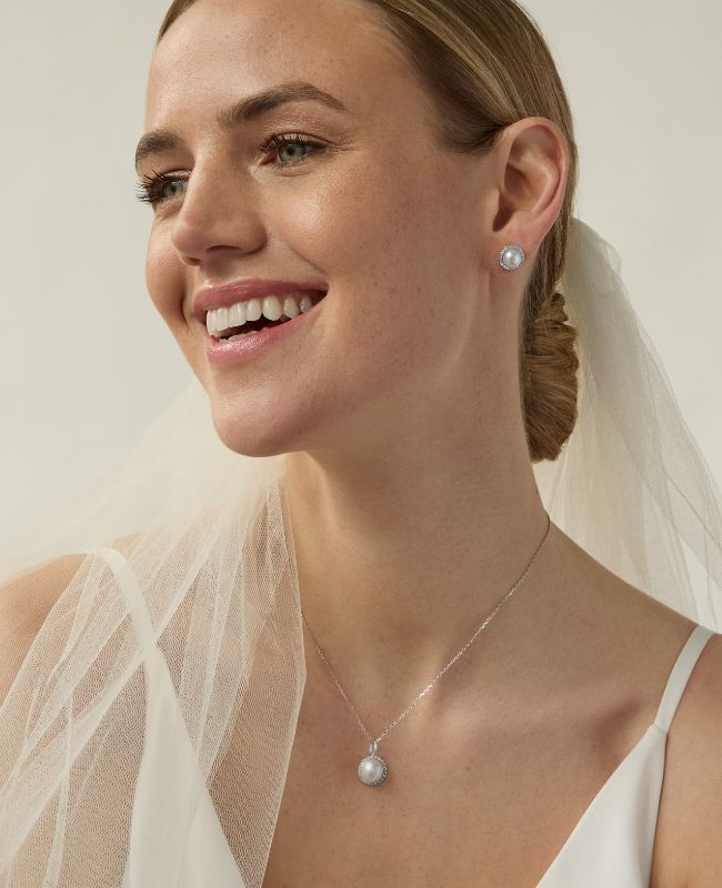 Bride wearing njo designs matching pearl silver earring and necklace