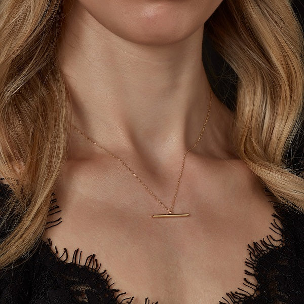 9ct gold t bar necklace on model